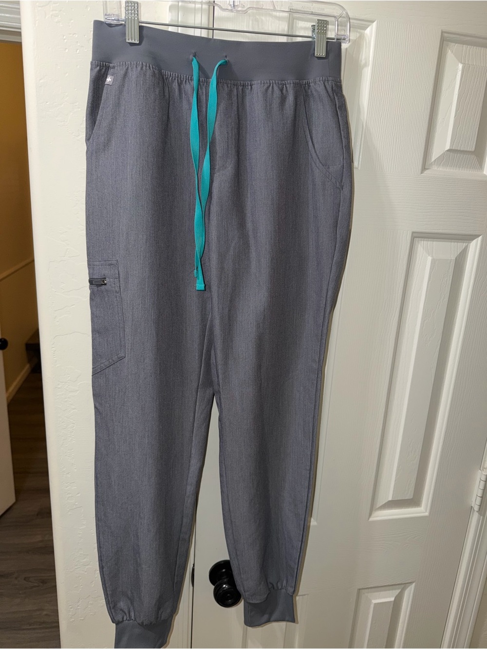 FIGS Women’s Joggers in Heather Gray S/T **Never worn**